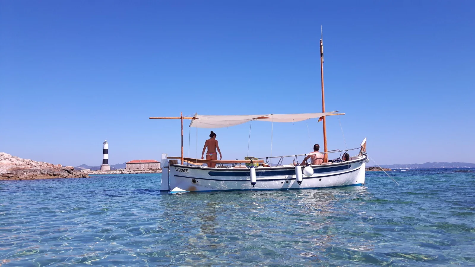 espalmador llaut phare 1 Llaüt au mouillage devant le phare de Punta de sa Gavina, Formentera