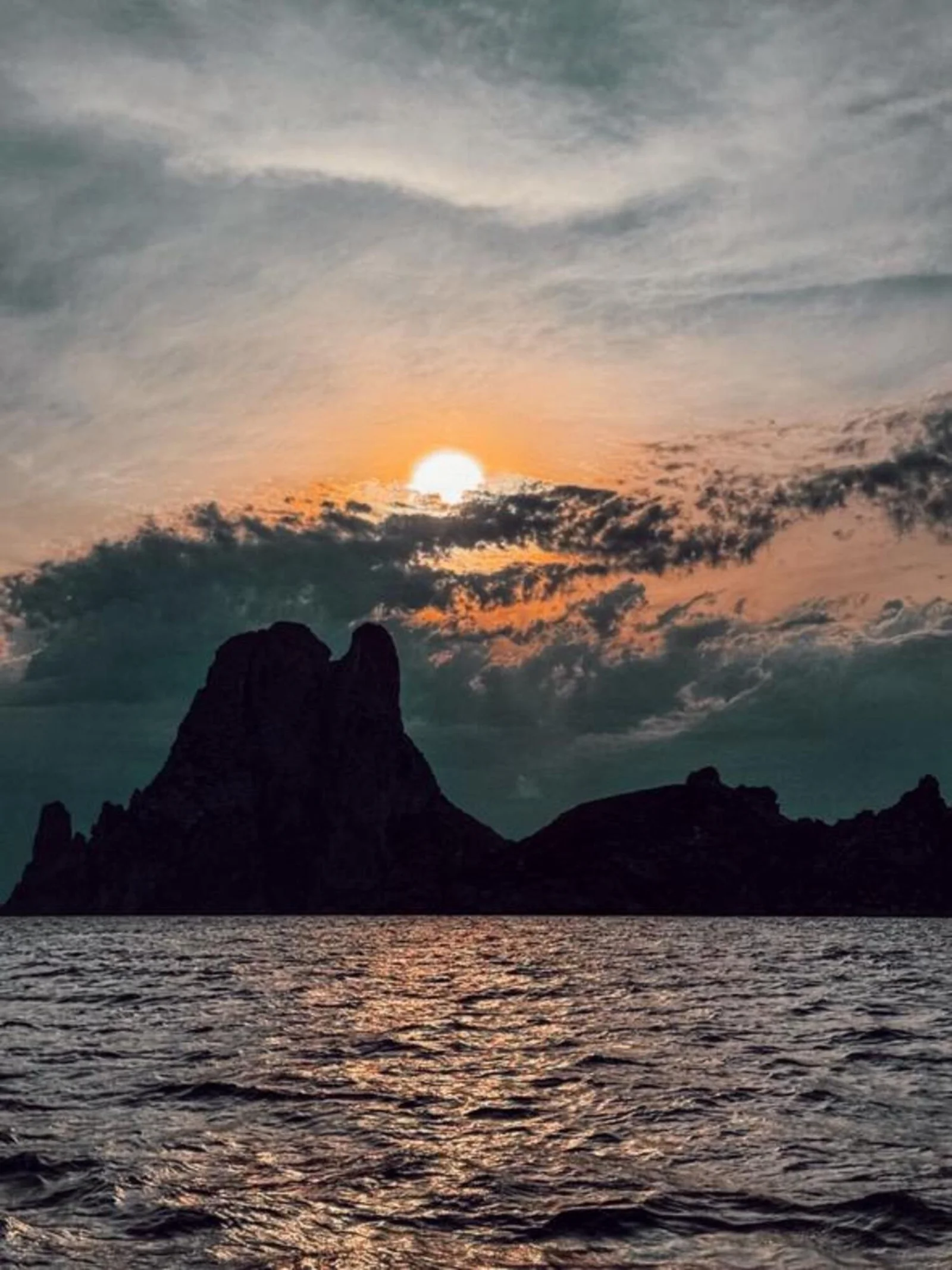 excursion 3 iles coucher soleil es vedra Coucher de soleil derrière Es Vedrà depuis le bateau