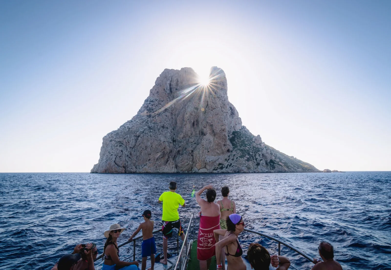 excursion 3 iles es vedra proue Passagers à la proue du bateau face à Es Vedrà