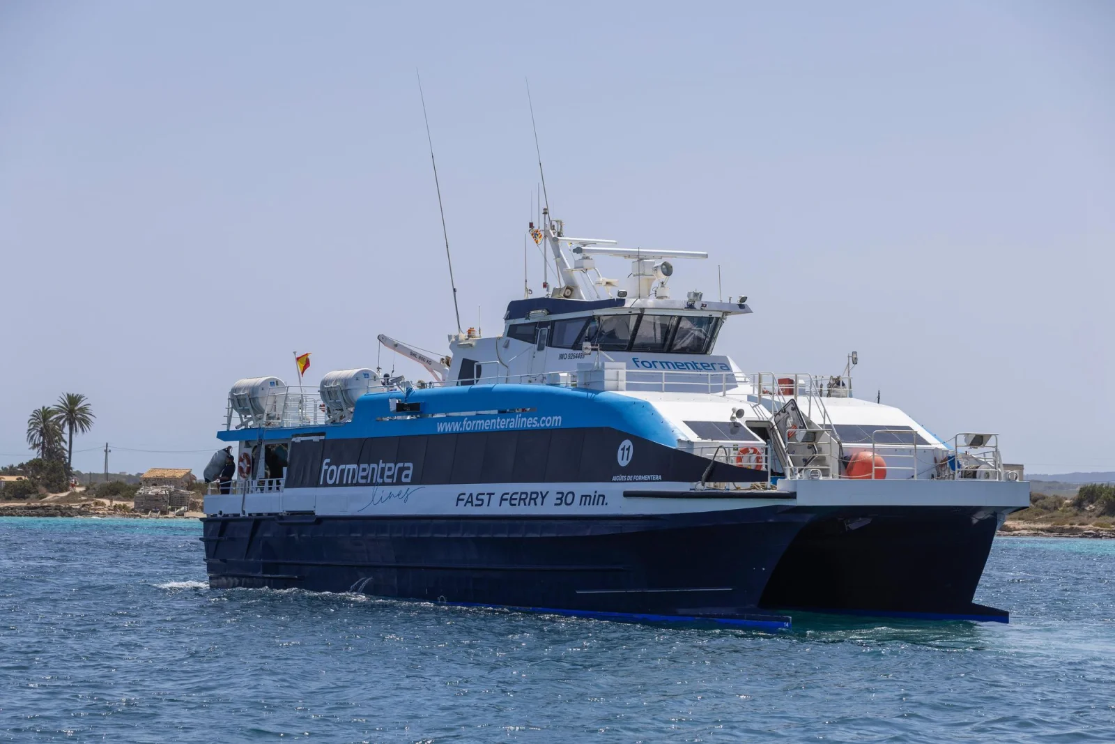 Ferry rapide Ibiza-Formentera à l'approche du port