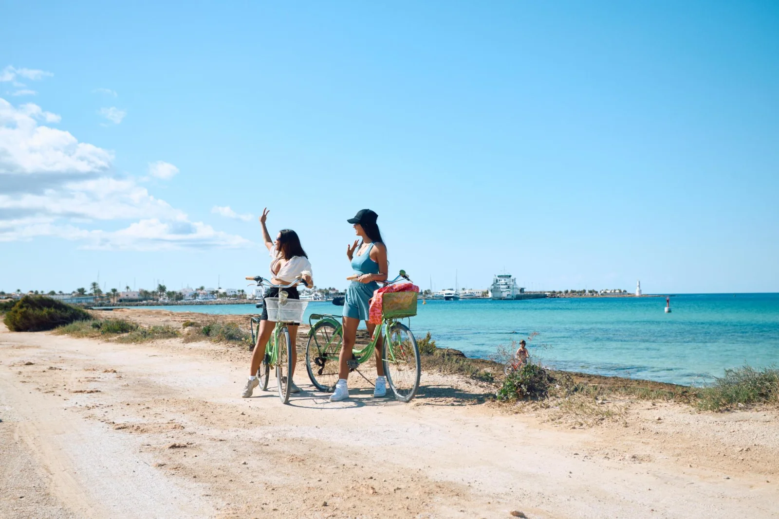 formentera cyclistes piste cotiere Cyclistes sur une piste de sable au bord de la mer à Formentera