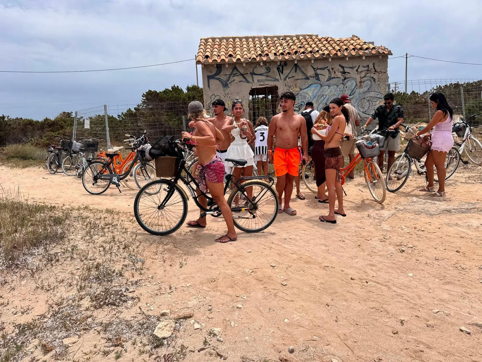 formentera pause velo chemin Groupe de cyclistes en pause sur un chemin de Formentera