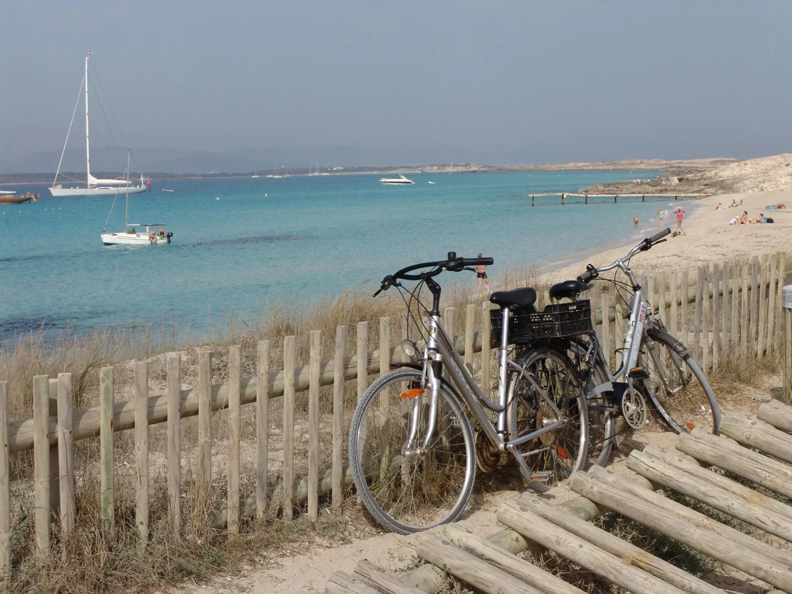 formentera velo illetes Vélos garés sur le ponton en bois devant la plage de Ses Illetes