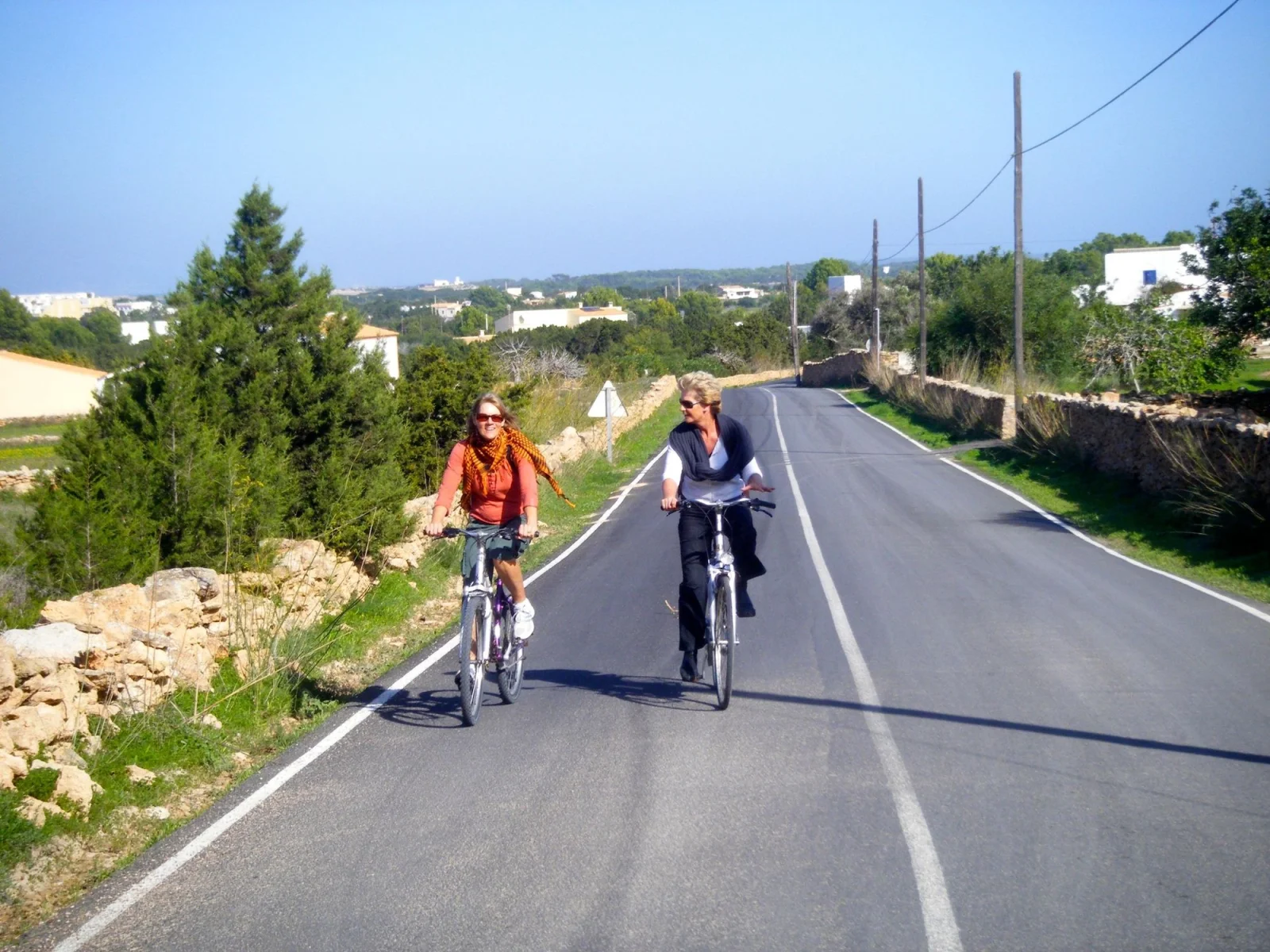 formentera velo route Cyclistes sur une route de campagne de Formentera