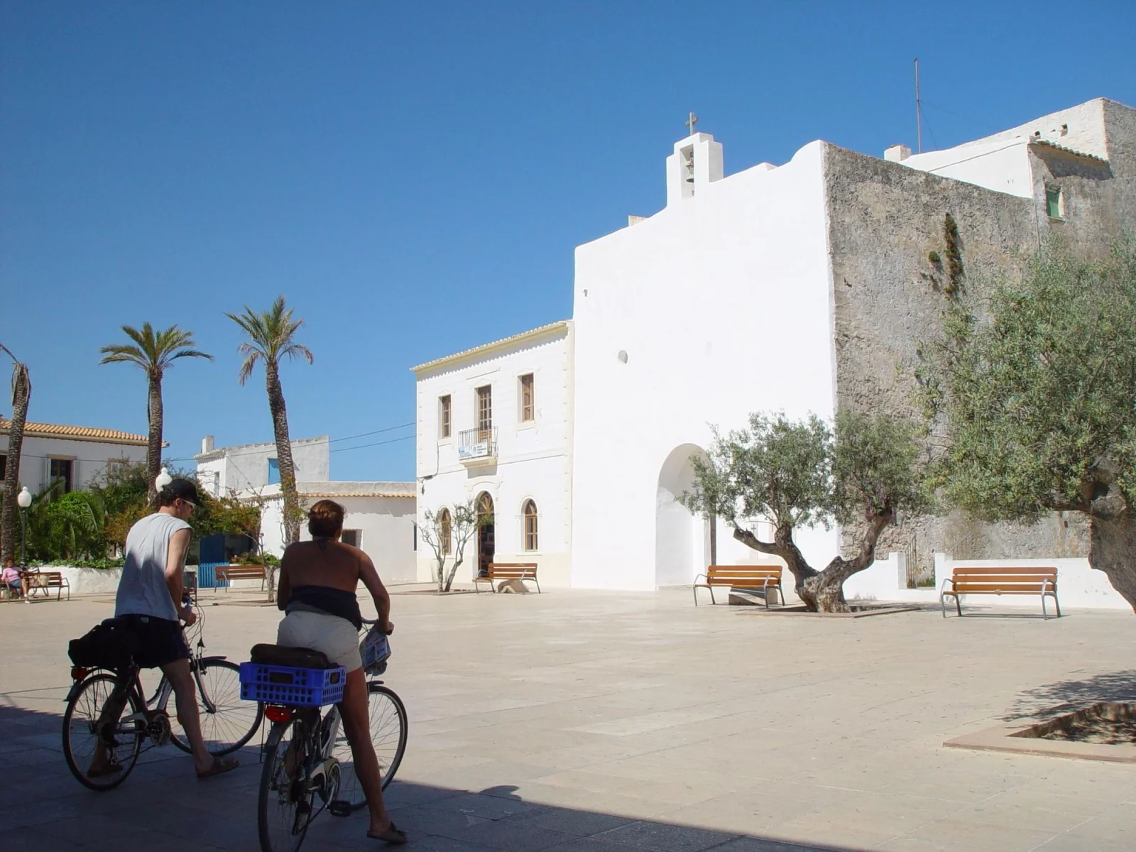 formentera velo sant francesc Cyclistes devant l'église fortifiée de Sant Francesc Xavier