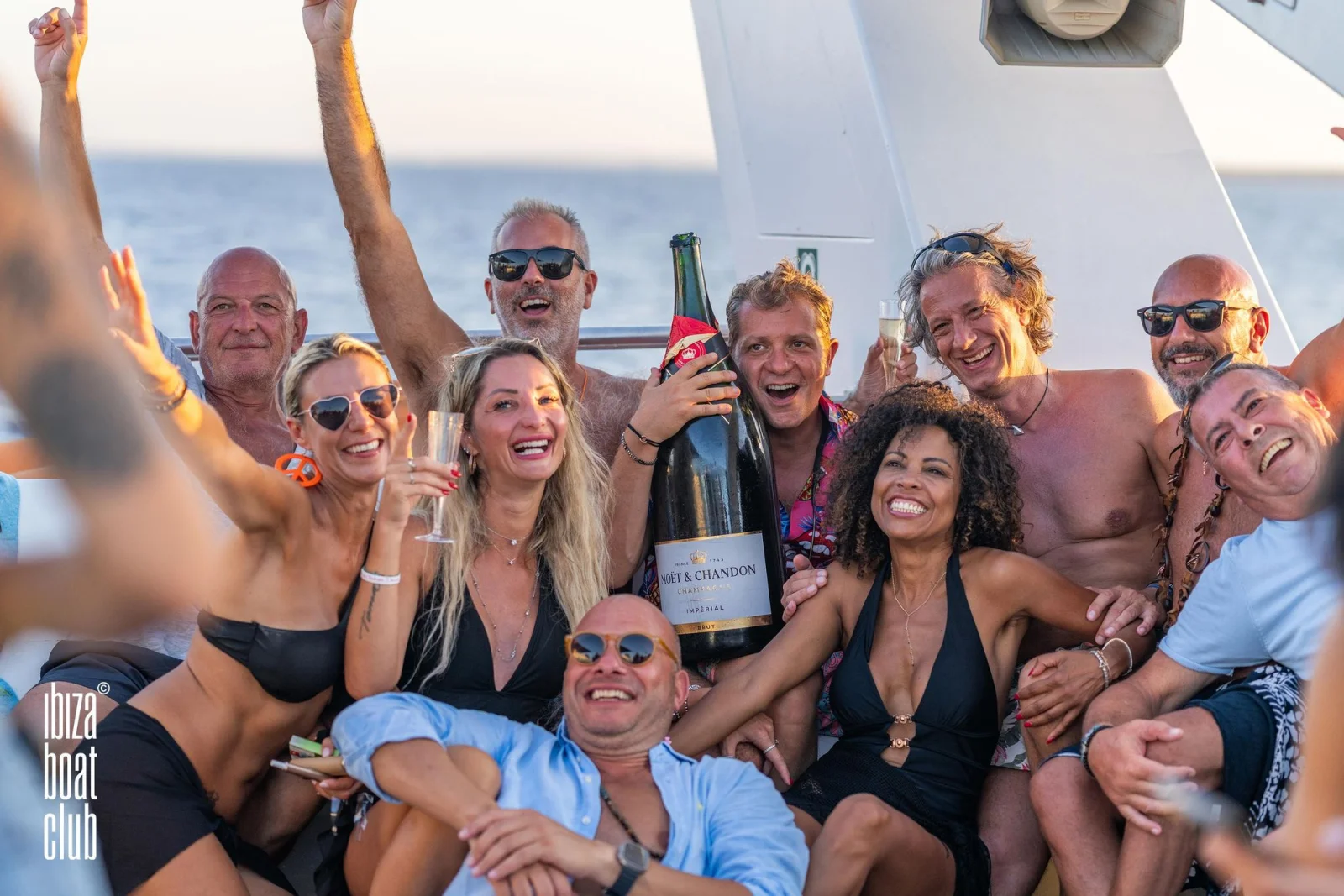 ibiza boat club brunch 2 Passagers trinquant sur le pont