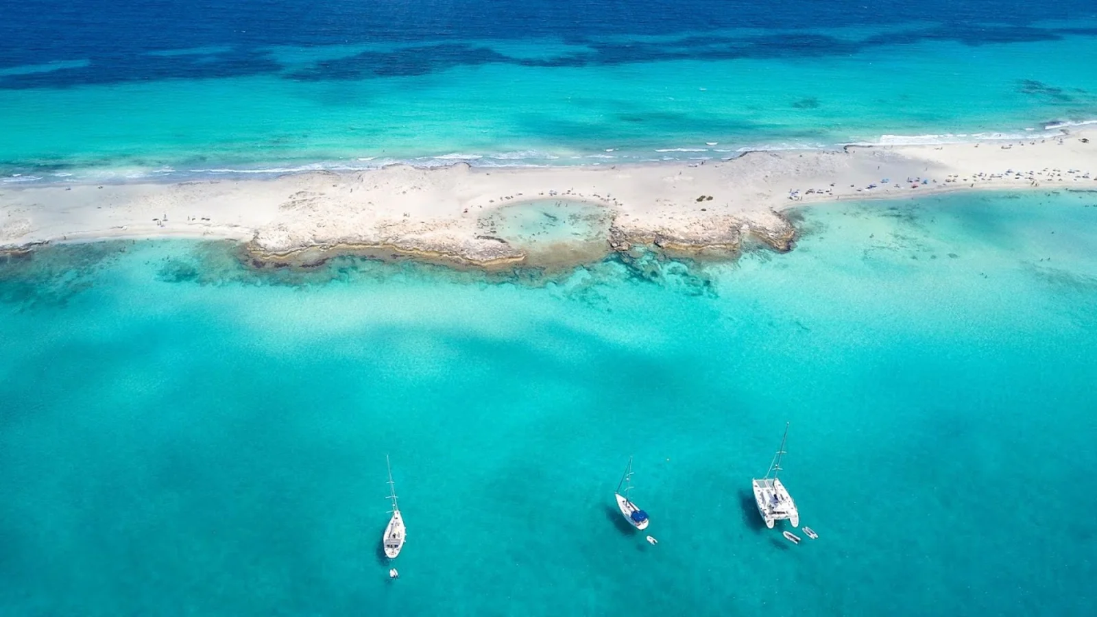 Presqu'île de Ses Illetes et bateaux au mouillage vus du ciel