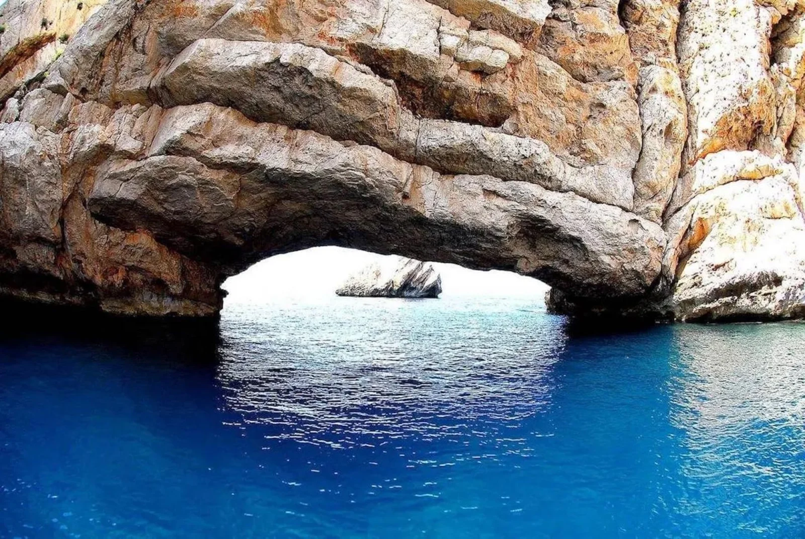 Arche rocheuse de la côte nord d'Ibiza vue depuis l'eau