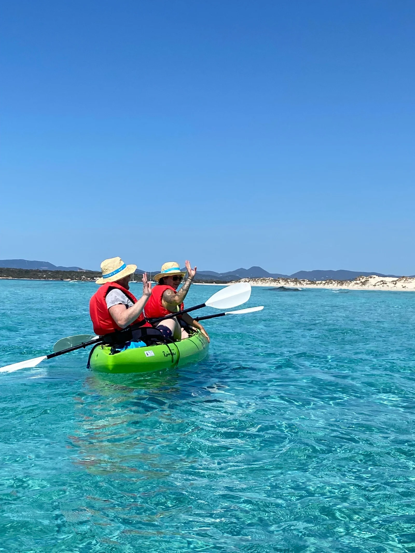 kayak formentera famille Famille en kayak double avec gilets de sauvetage