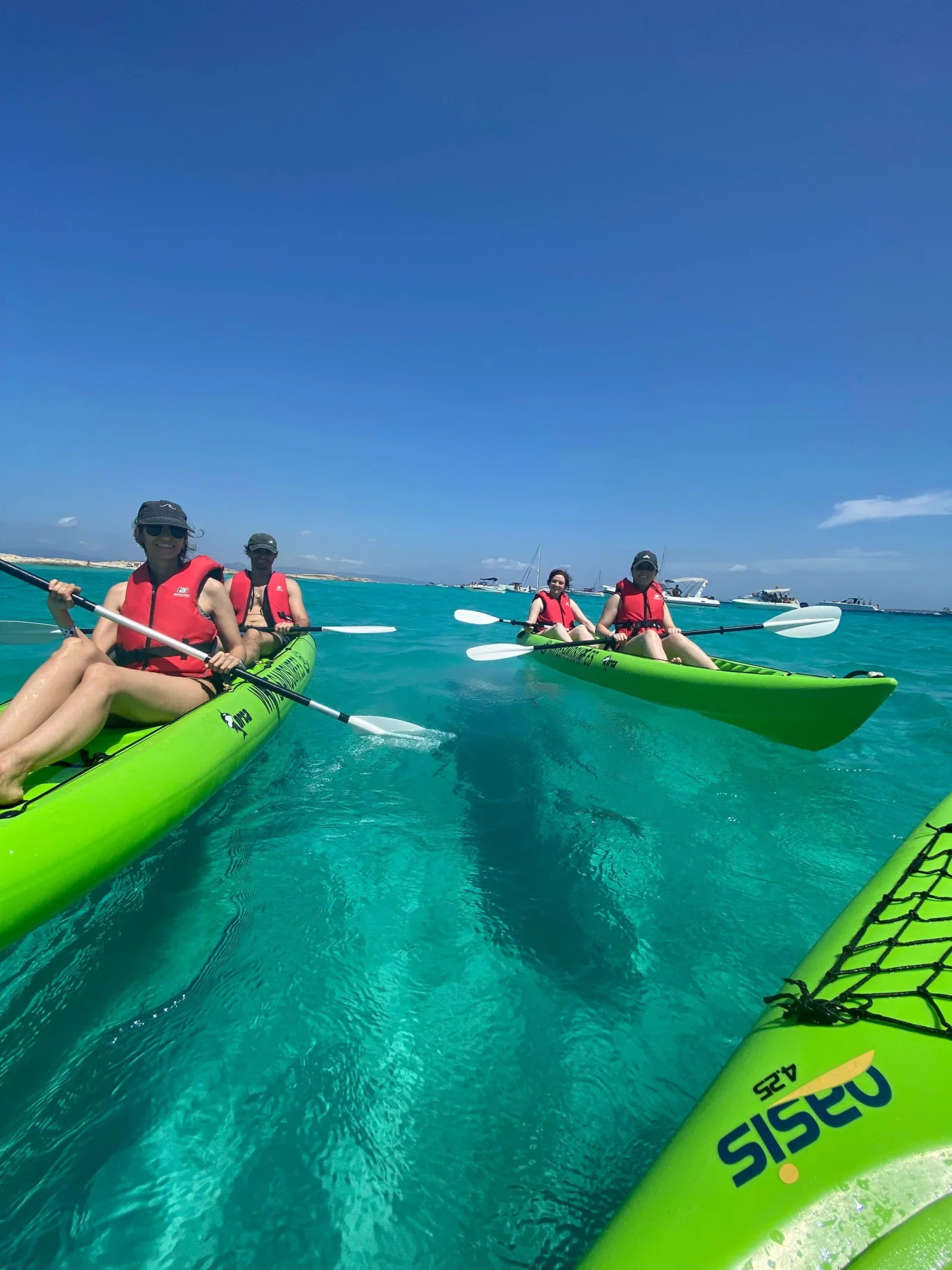 kayak formentera groupe Kayaks sur l'eau transparente d'Illetes