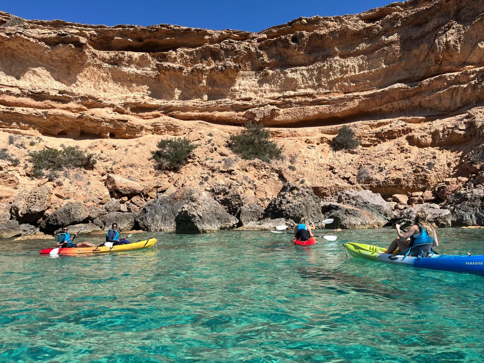 kayak grottes cala codolar 2 Groupe en kayak au pied des falaises