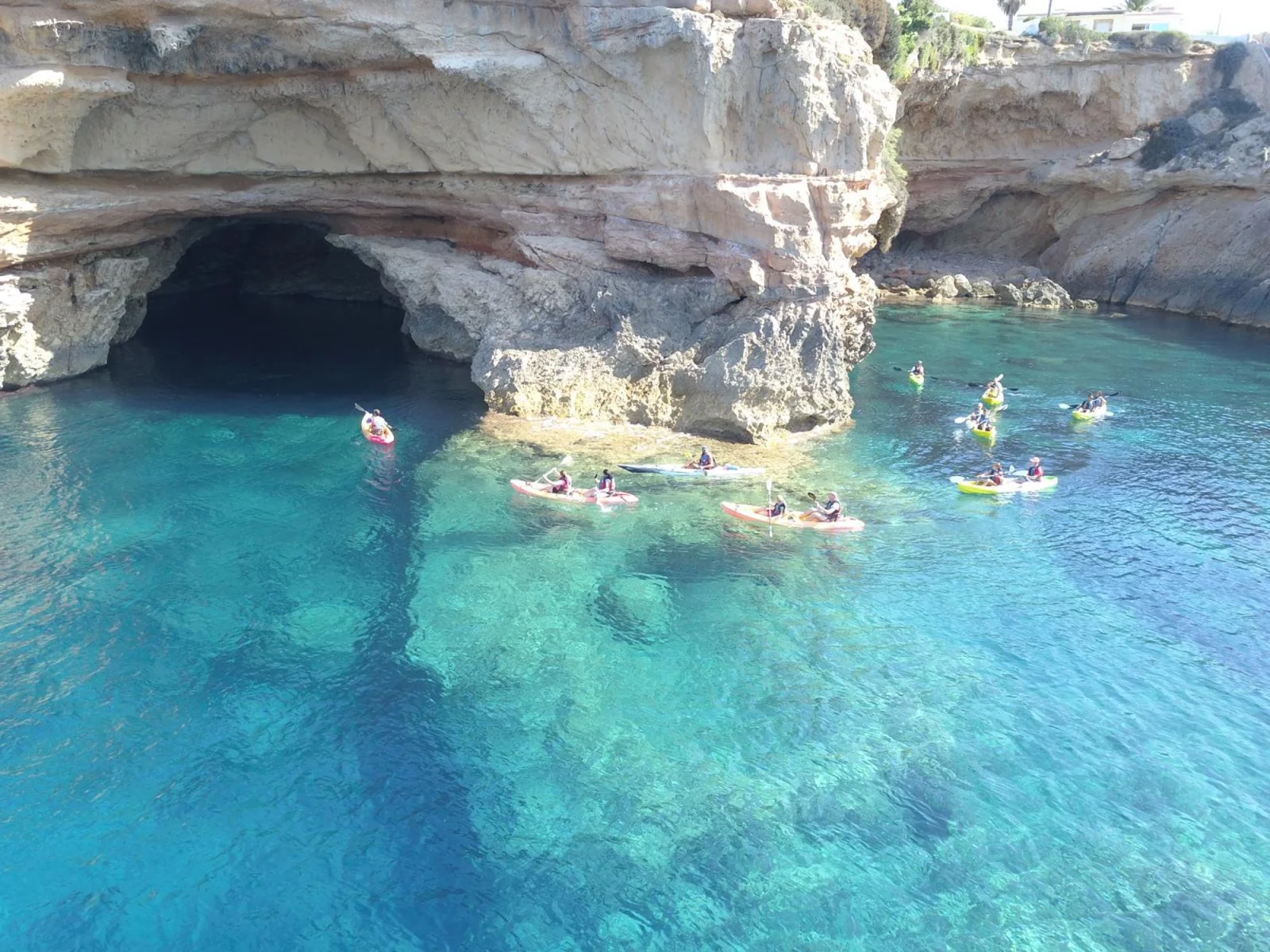 kayak grottes cala codolar 3 Kayakistes devant l'entrée d'une grotte marine