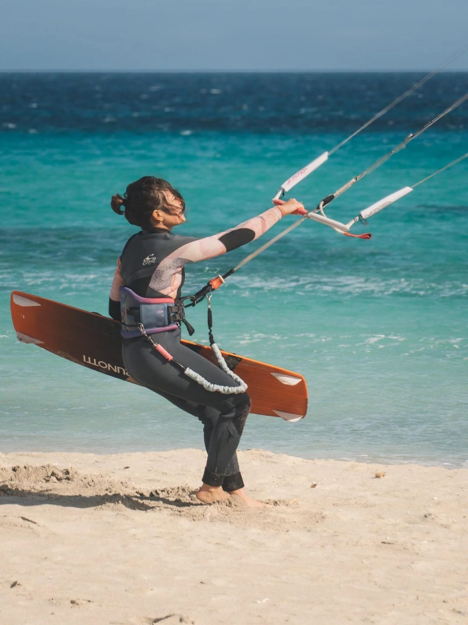 kitesurf formentera depart Kitesurfeuse prête à partir depuis la plage