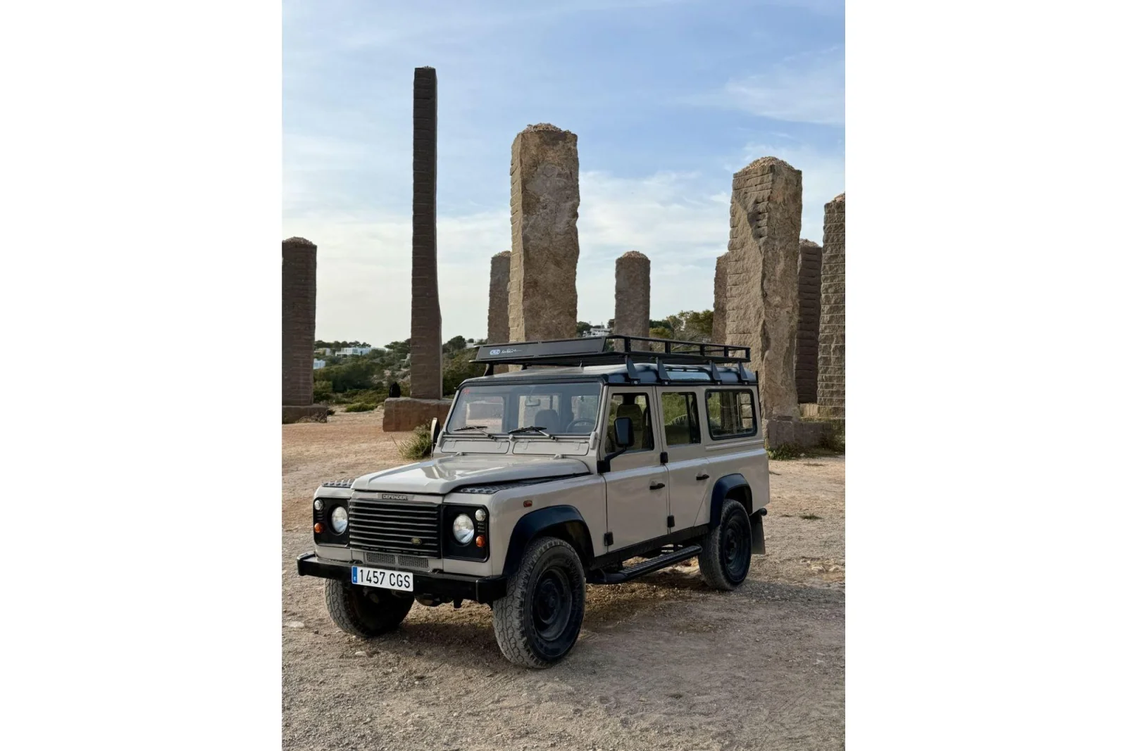 land rover 4x4 sud ouest ibiza 1 Land Rover Defender garé devant les colonnes de Time and Space