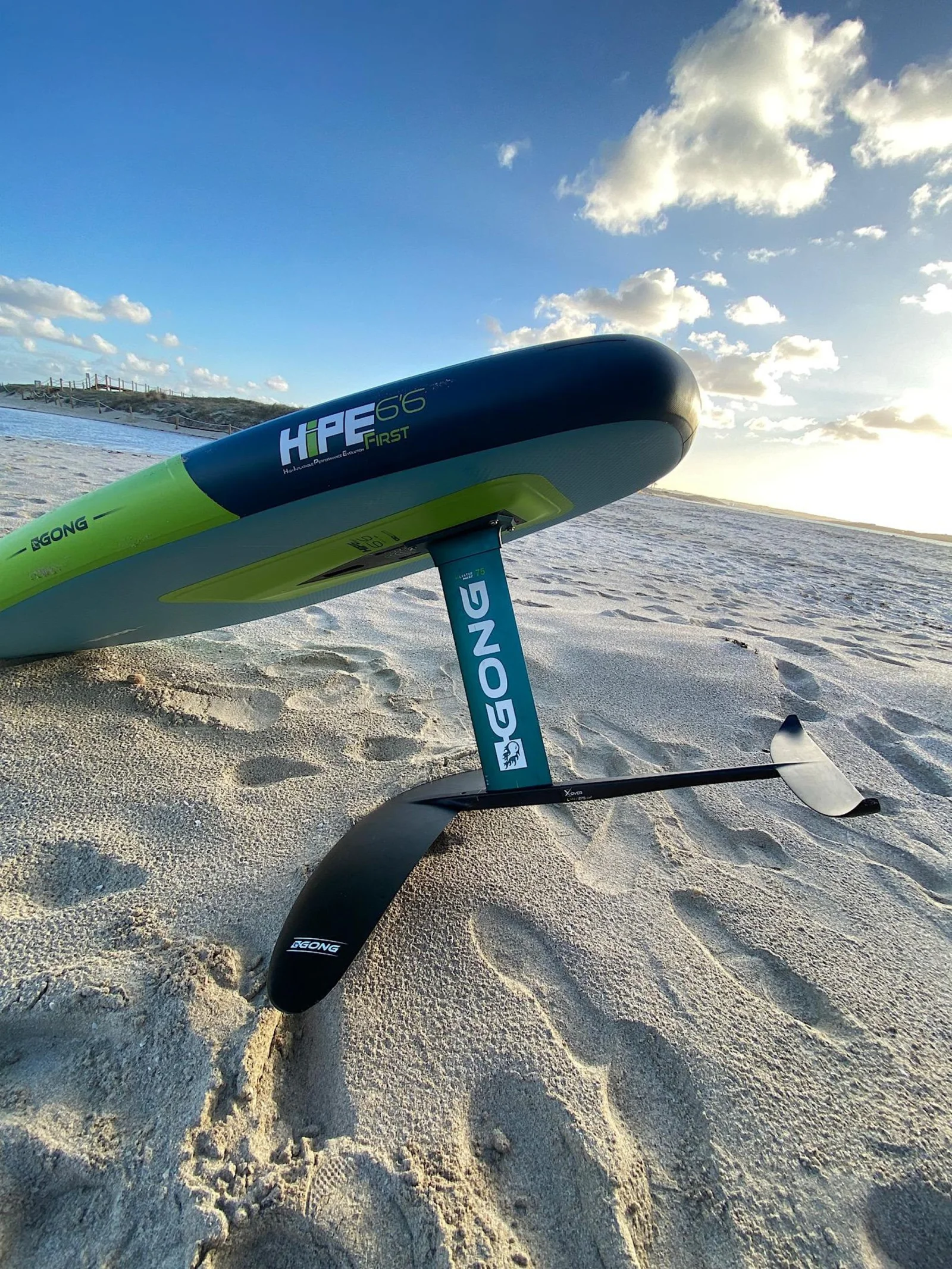 location foil formentera materiel Planche et foil posés sur le sable