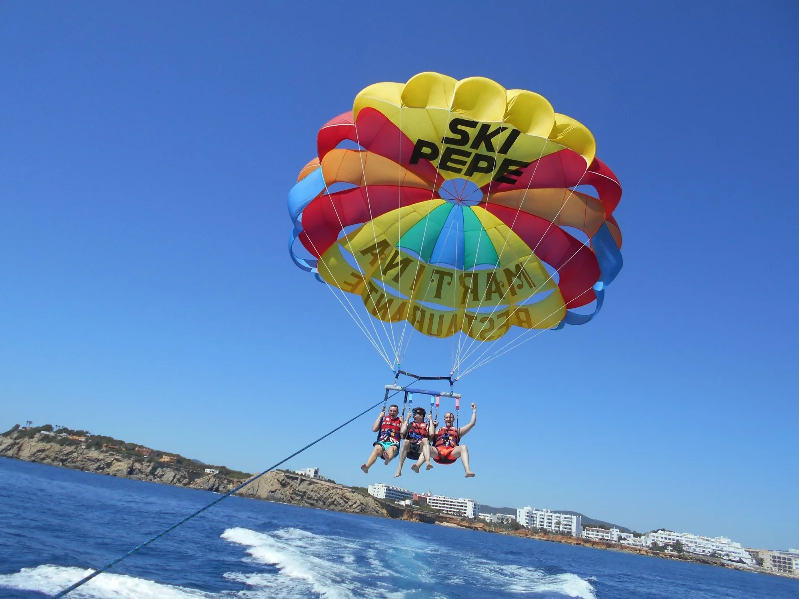Parachute ascensionnel coloré au-dessus de la mer
