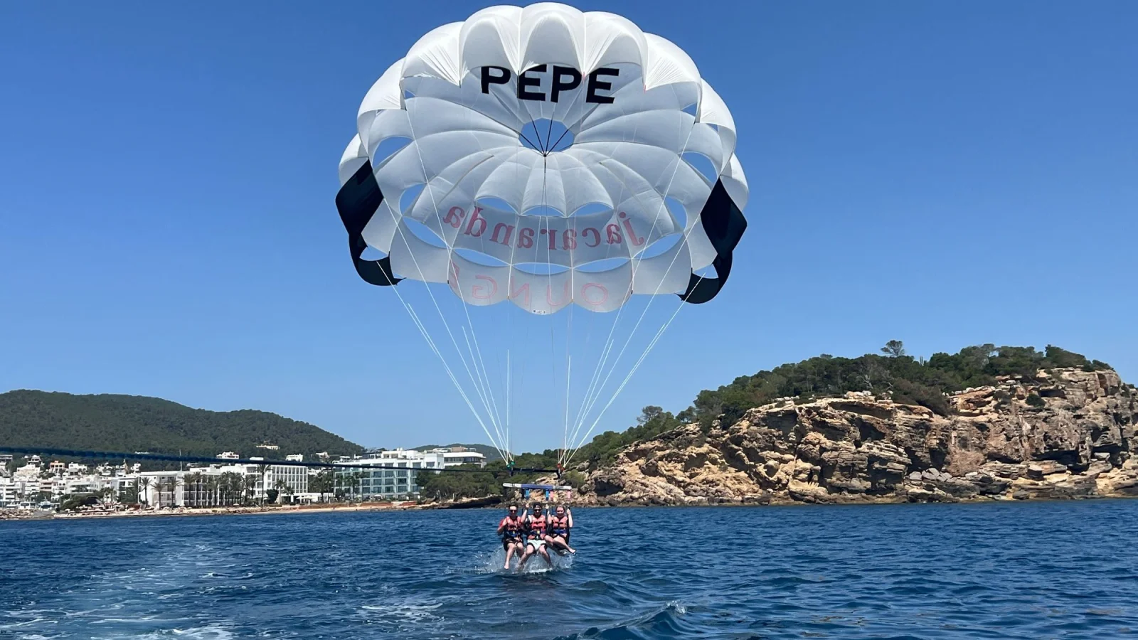 Parachute tiré par le bateau le long de la côte de Santa Eulària