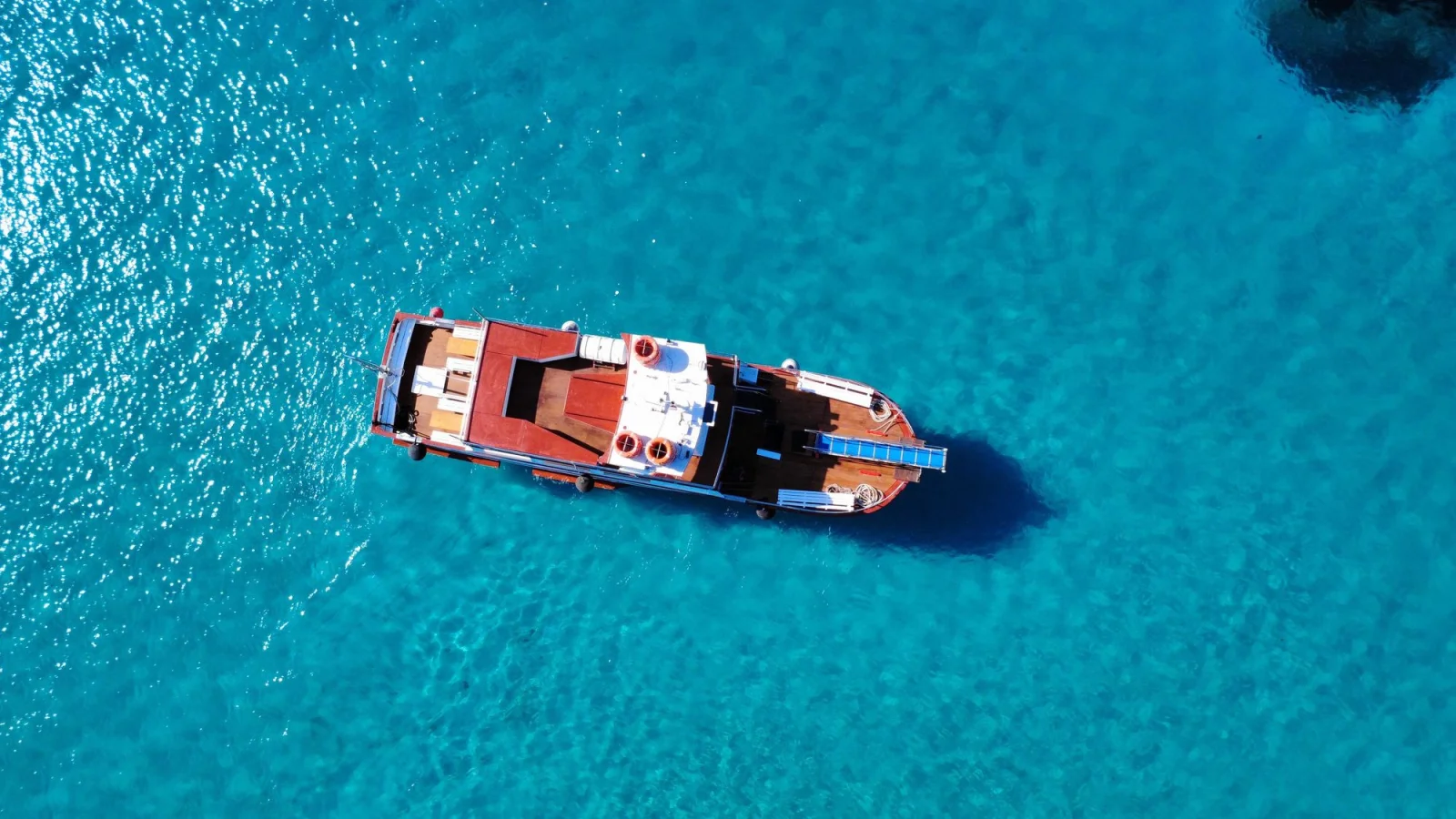 Bateau vu du ciel sur l'eau turquoise