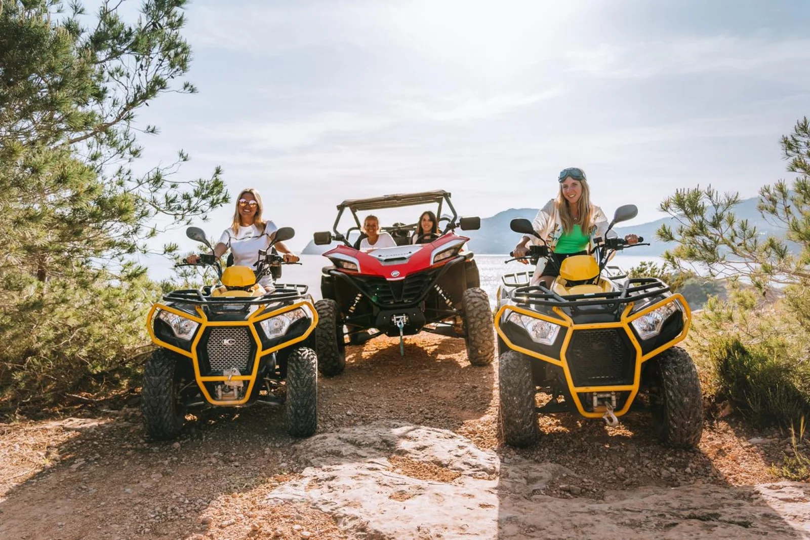 quad ibiza panoramas 1 Quads alignés sur un chemin de campagne