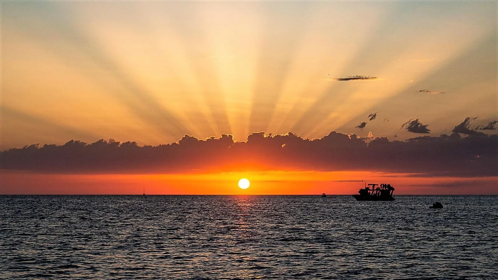 Coucher de soleil sur la mer au large de Sant Antoni