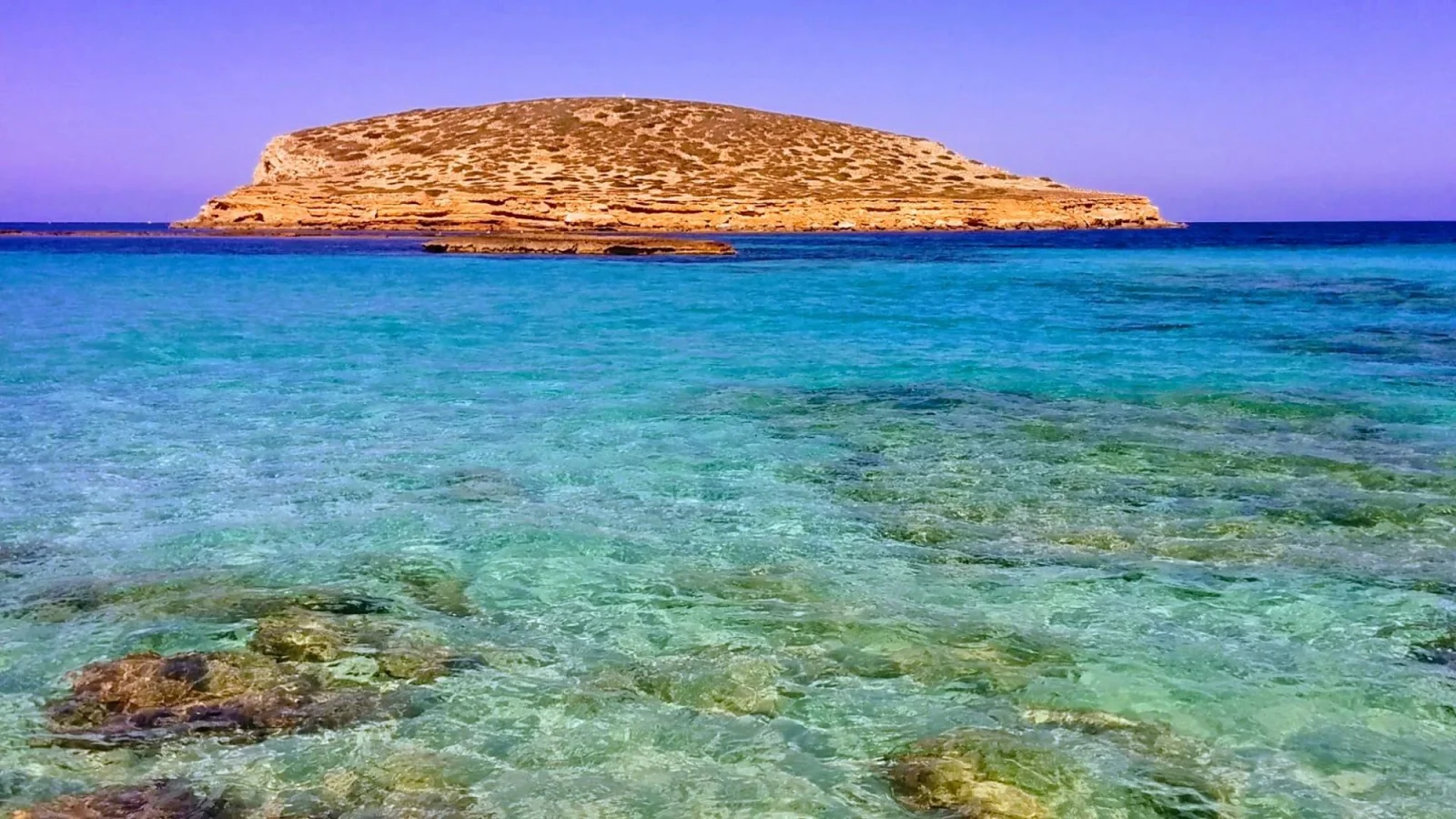 Îlot au large de la côte ouest d'Ibiza, eau cristalline