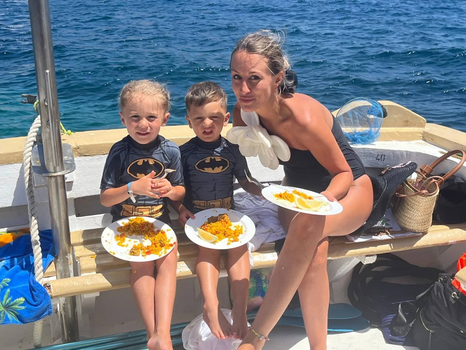 sortie famille conillera 1 Enfants dégustant la paella à bord