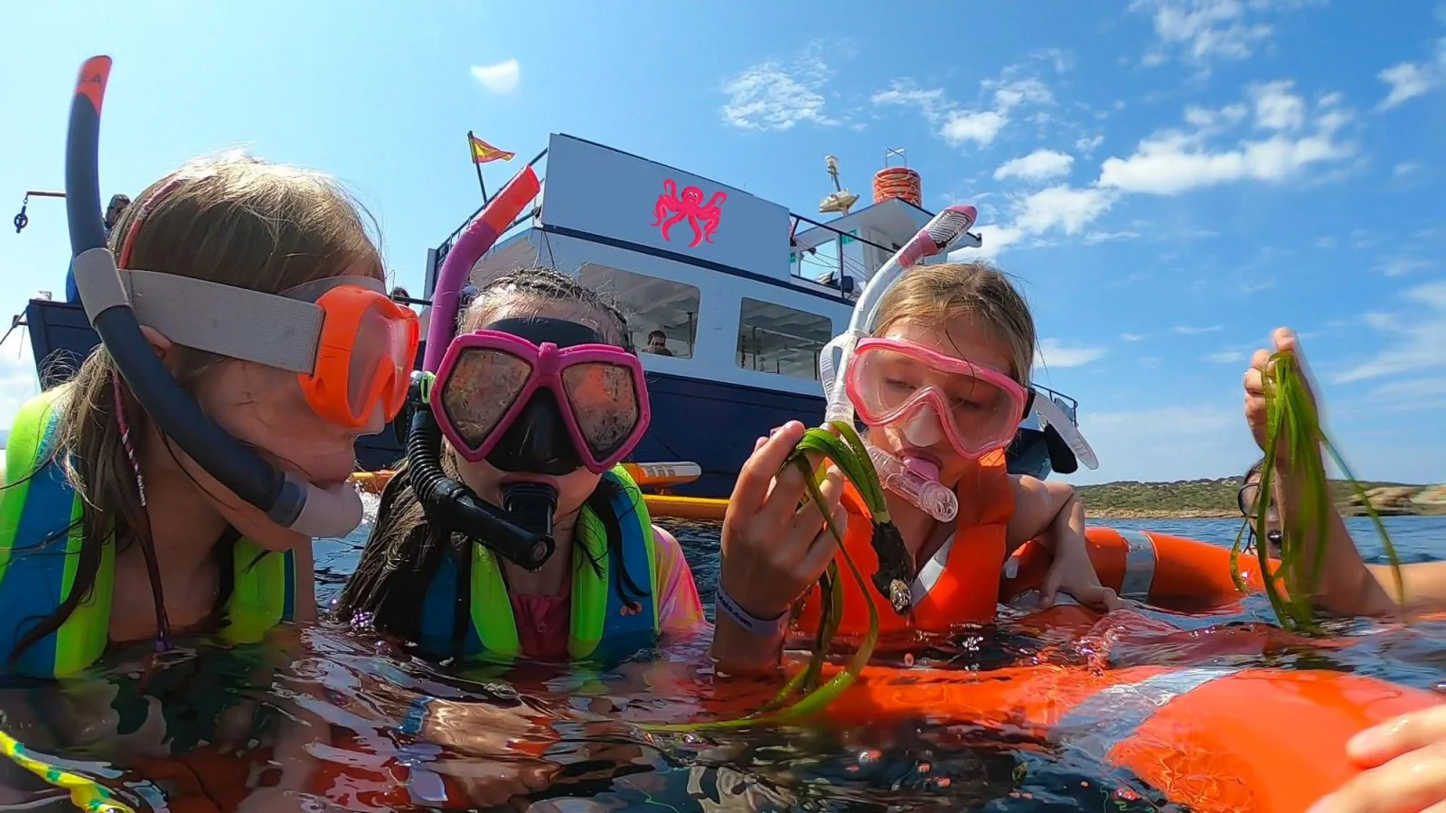 sortie famille conillera 2 Enfants avec masques de snorkeling dans l'eau