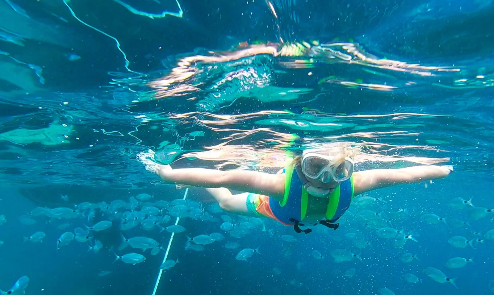 sortie famille conillera 3 Enfant en snorkeling sous l'eau