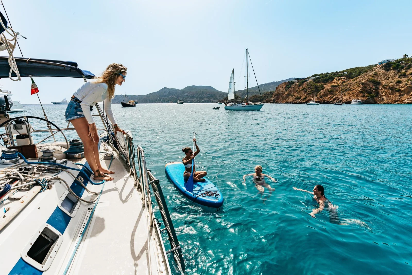 voilier ibiza formentera baignade Baignade et paddle depuis le voilier au mouillage