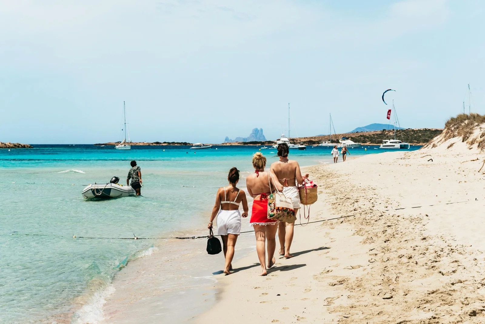 voilier ibiza formentera illetes Passagères débarquées sur la plage de Ses Illetes, annexe en arrière-plan