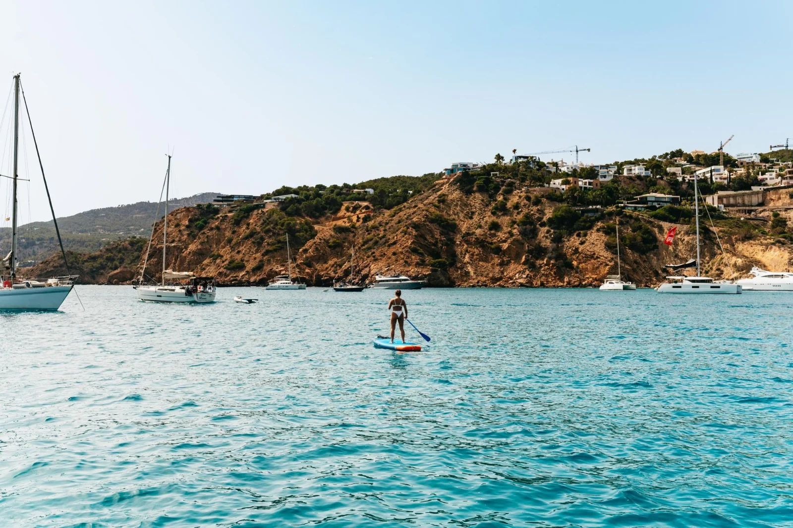 voilier ibiza formentera paddle Paddle dans une baie avec voiliers au mouillage