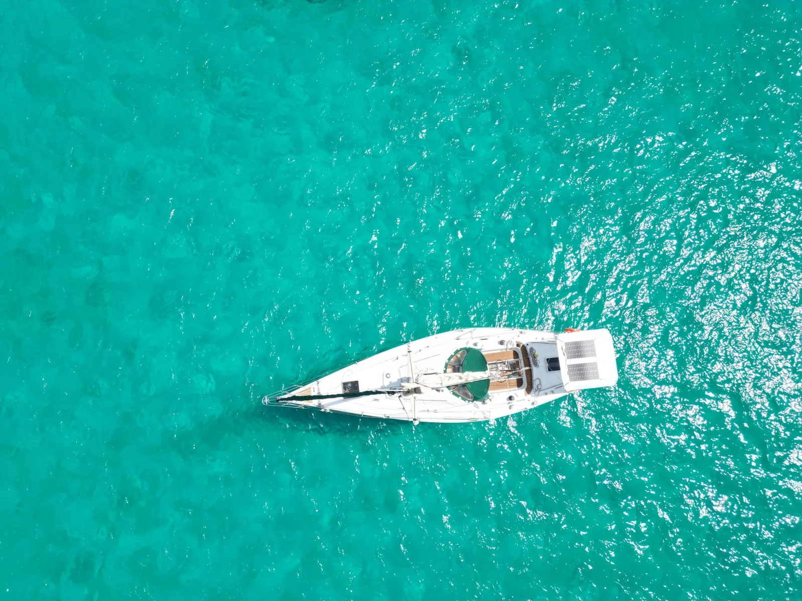 voilier prive bora aerien Vue aérienne du voilier sur l'eau turquoise