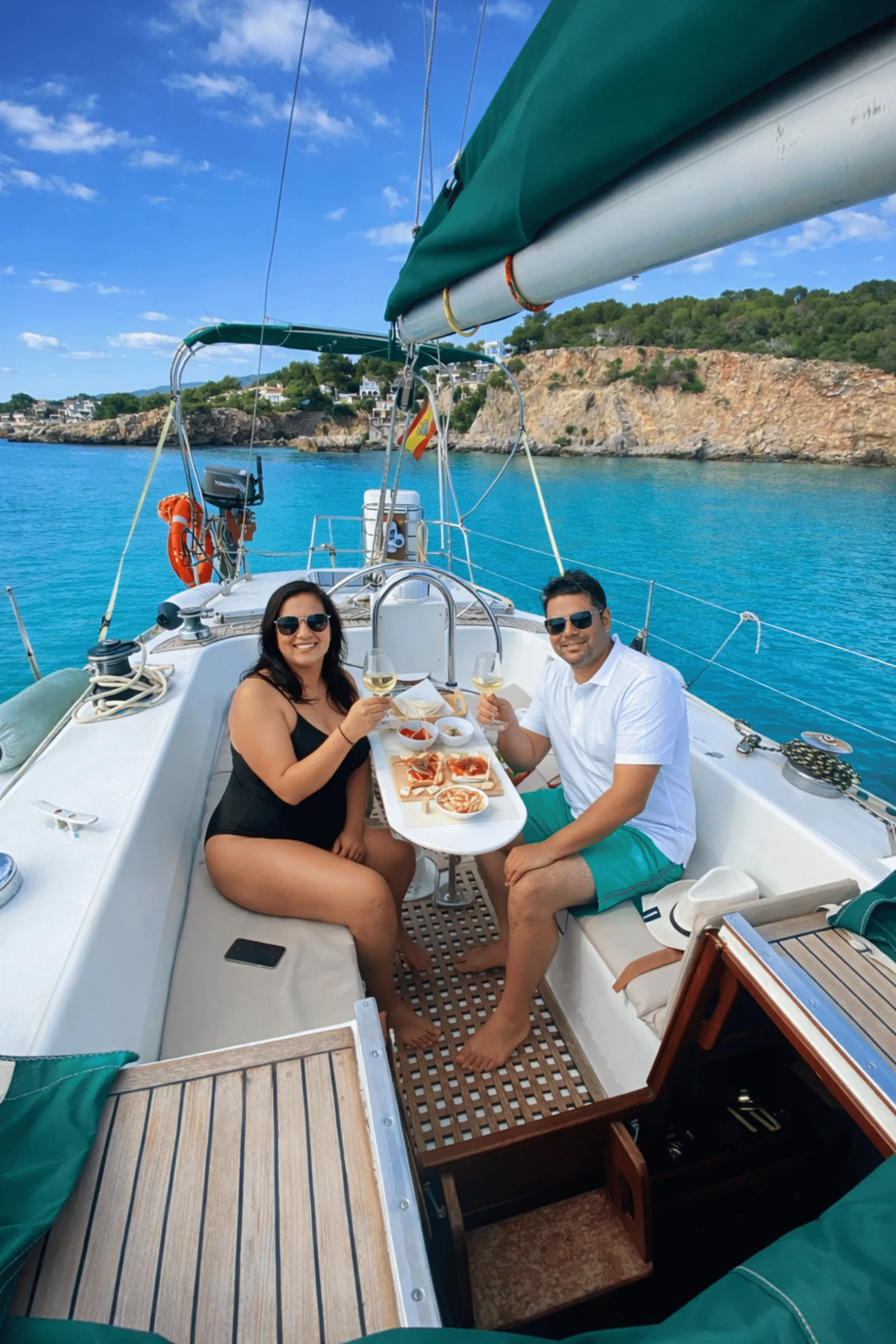 voilier prive bora cockpit Déjeuner dans le cockpit du voilier privé