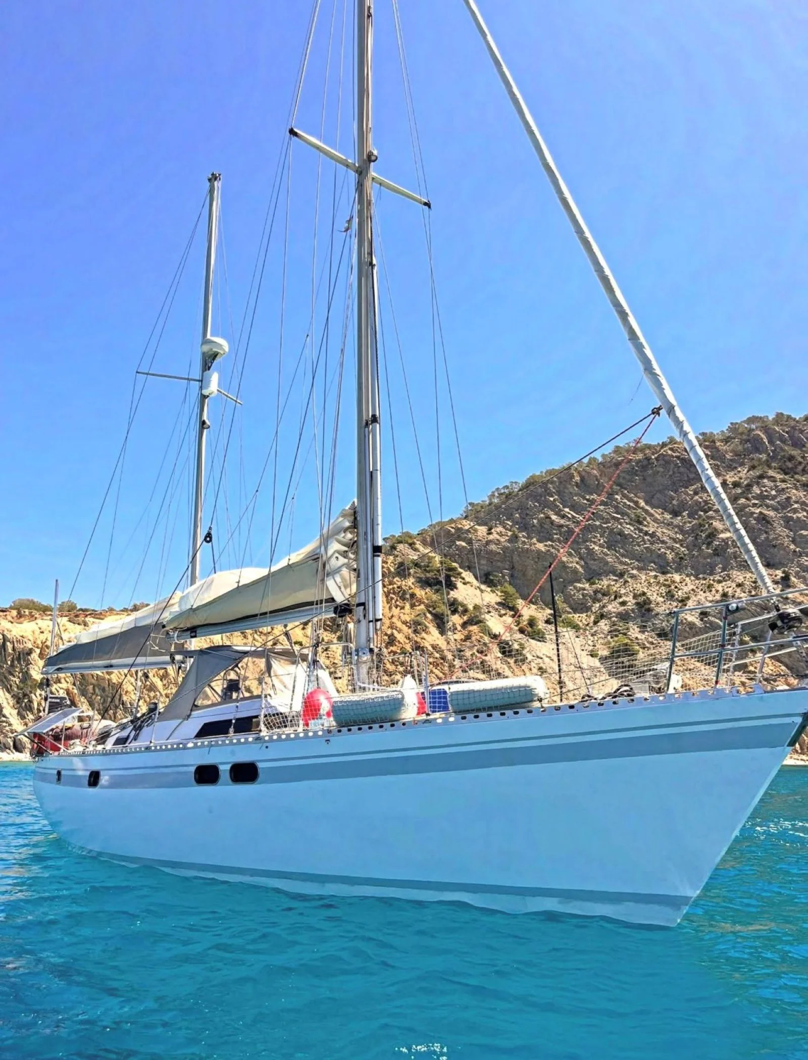 Voilier privé au mouillage au pied des falaises