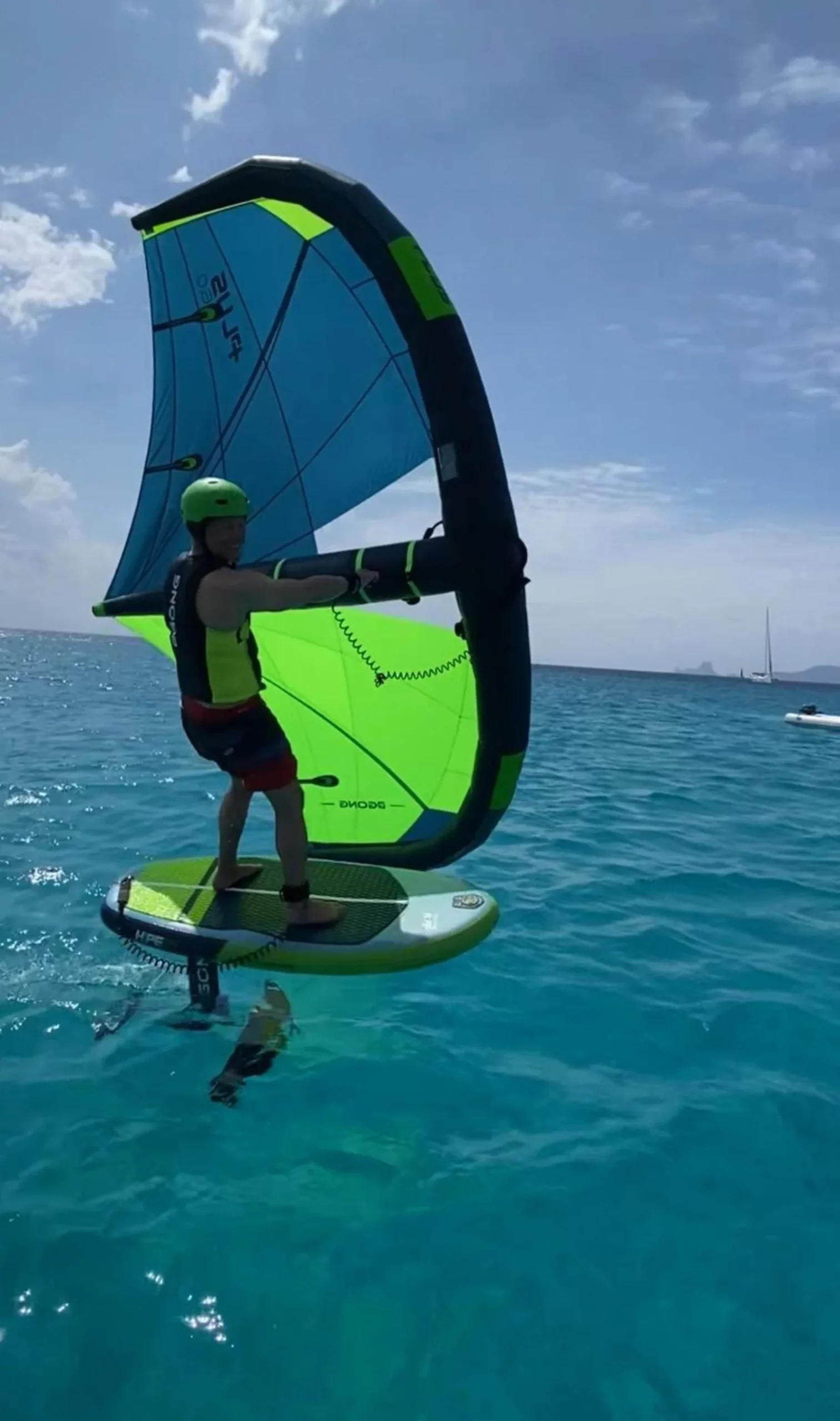 wing foil formentera aile scaled Pratiquant de wing foil avec son aile gonflable