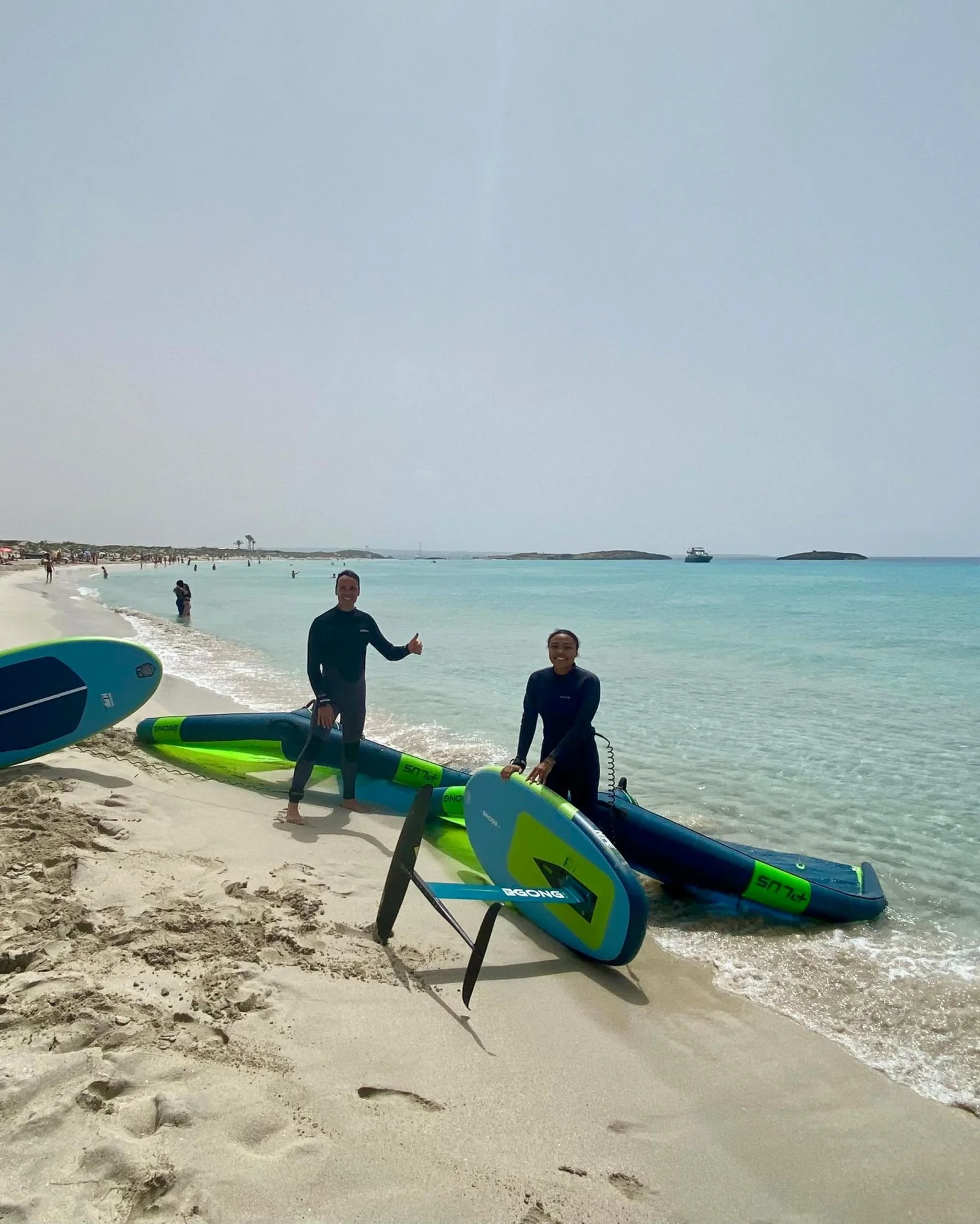 wing foil formentera plage Moniteur et élève avec le matériel sur la plage d'Illetes