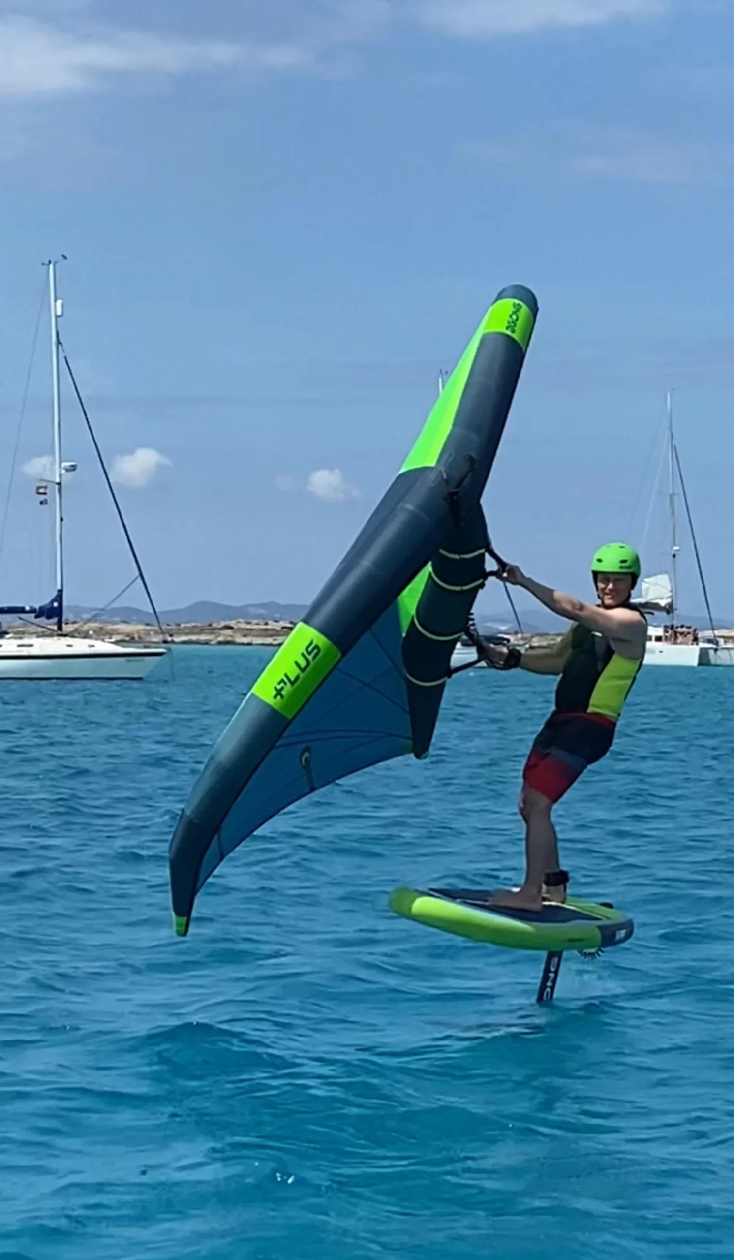wing foil formentera vol scaled Élève en wing foil au-dessus de l'eau à Illetes