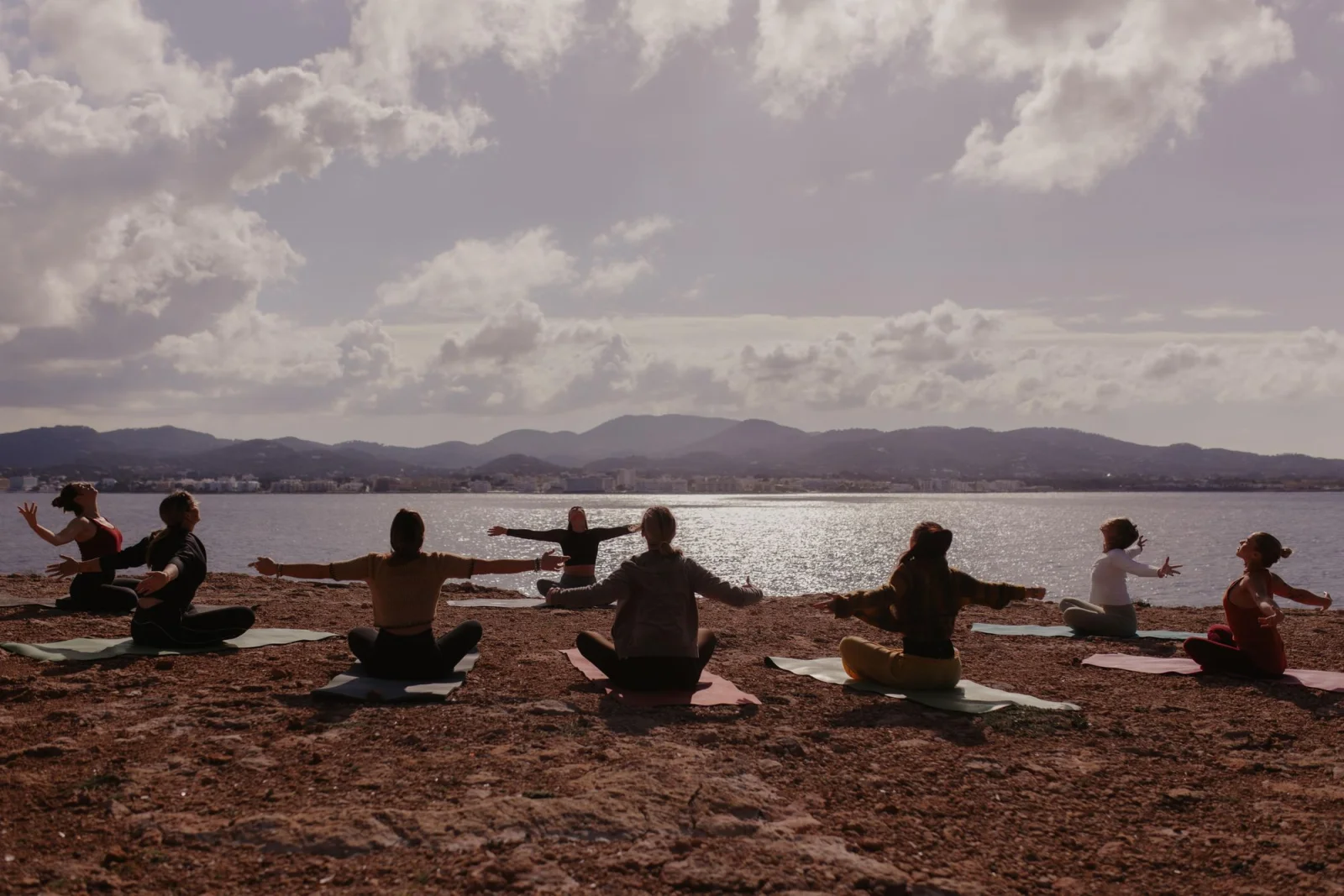 yoga cava crique ibiza 1 Séance de yoga en groupe au bord de la mer
