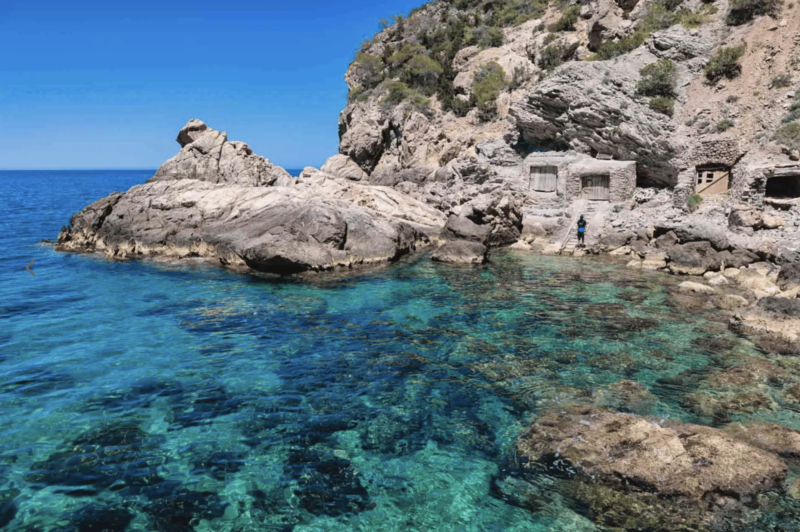 yoga cava crique ibiza 2 Crique rocheuse aux eaux turquoise près de Cala Gració