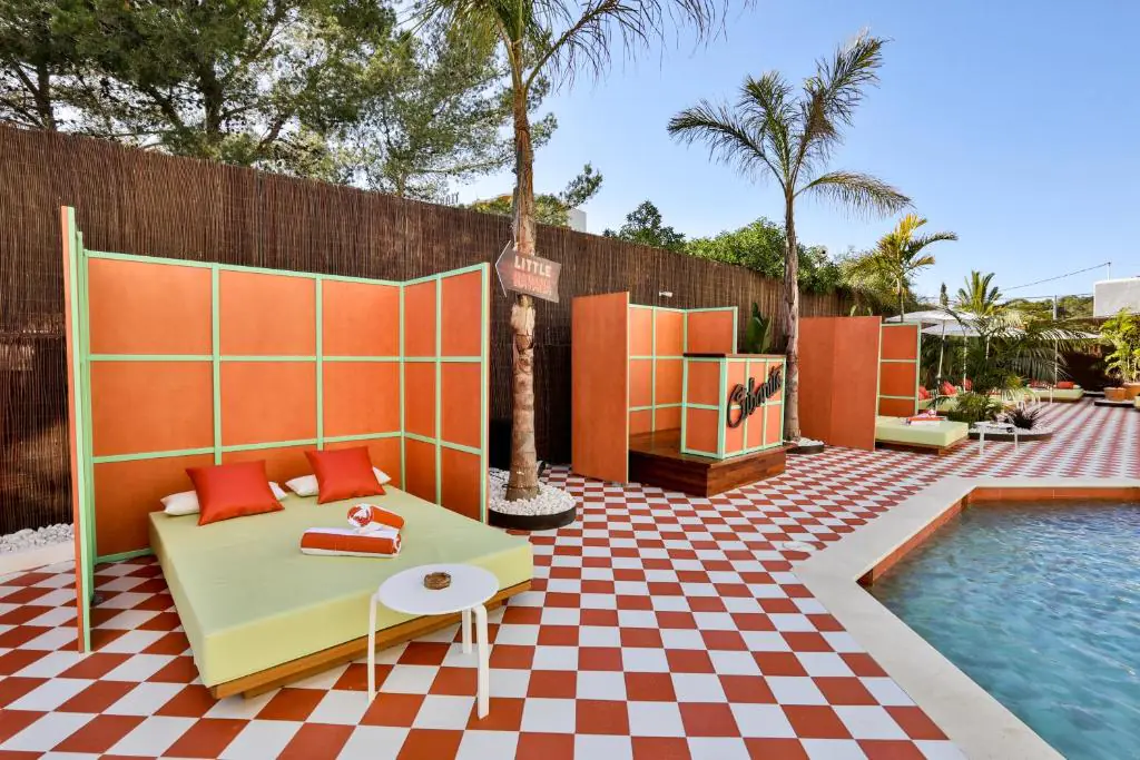 143363026 Daybed et piscine de l'hôtel Cubanito à Ibiza
