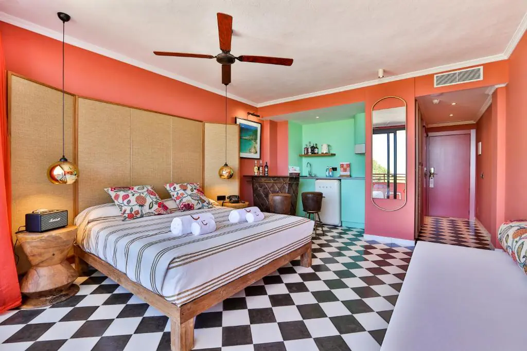 143379603 Chambre corail au sol en damier de l'hôtel Cubanito à Ibiza