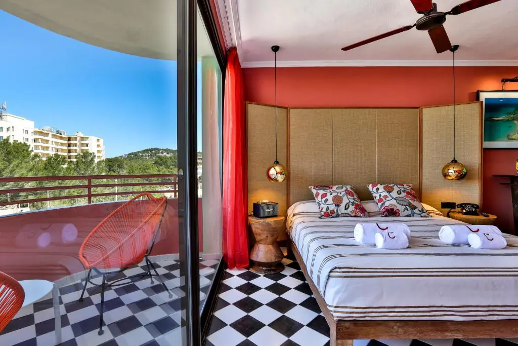 143379626 Chambre au sol en damier et balcon de l'hôtel Cubanito à Ibiza