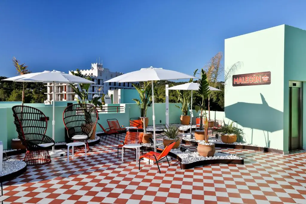 143383915 Terrasse en damier rouge et blanc de l'hôtel Cubanito à Ibiza