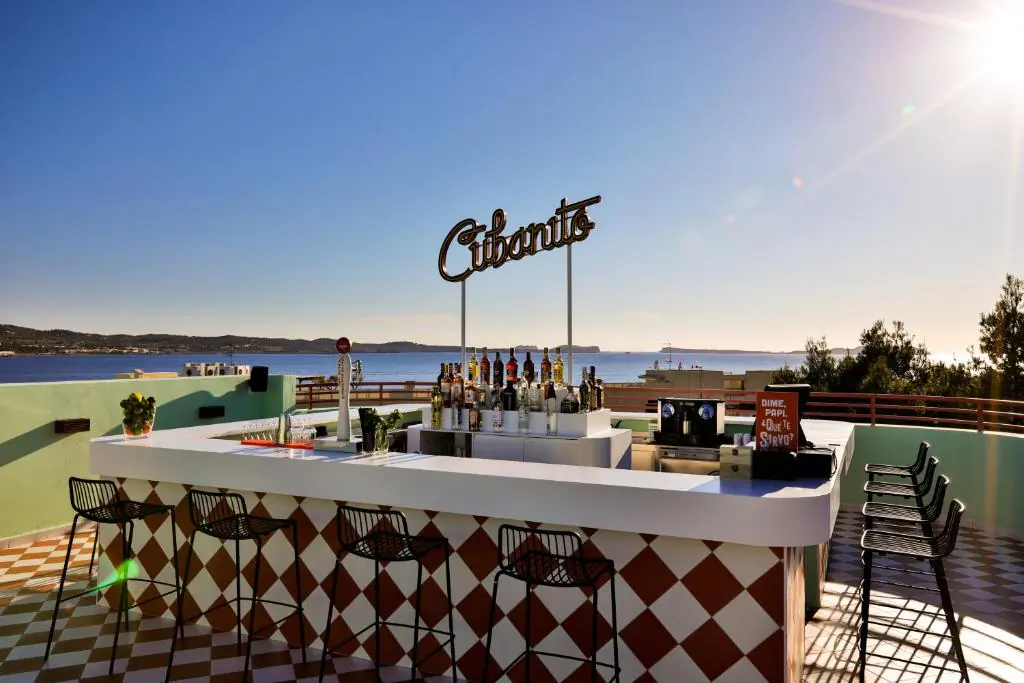 143383960 Bar en rooftop avec enseigne Cubanito face à la baie de Sant Antoni