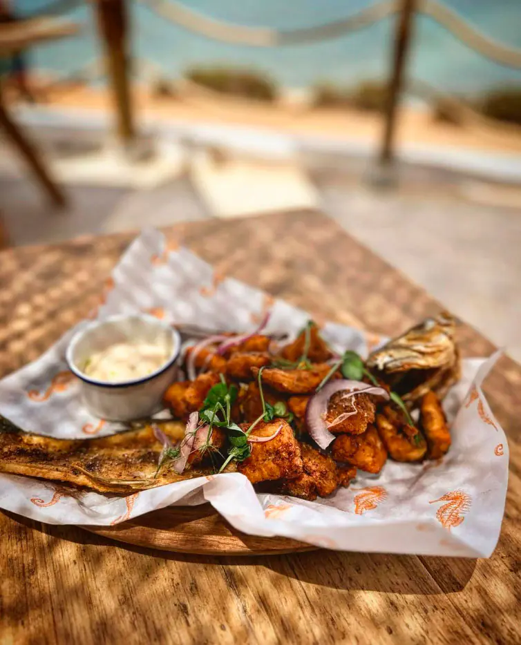 2 Plat servi sur une table en bord de plage à Formentera