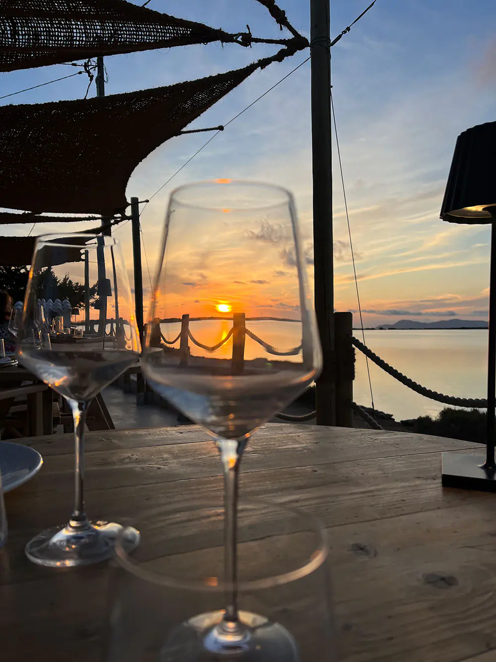 6 Verre de vin en terrasse au coucher du soleil à Formentera