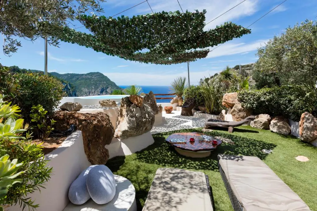 70339496 Jardin et transats face à la mer à l'Hacienda Na Xamena