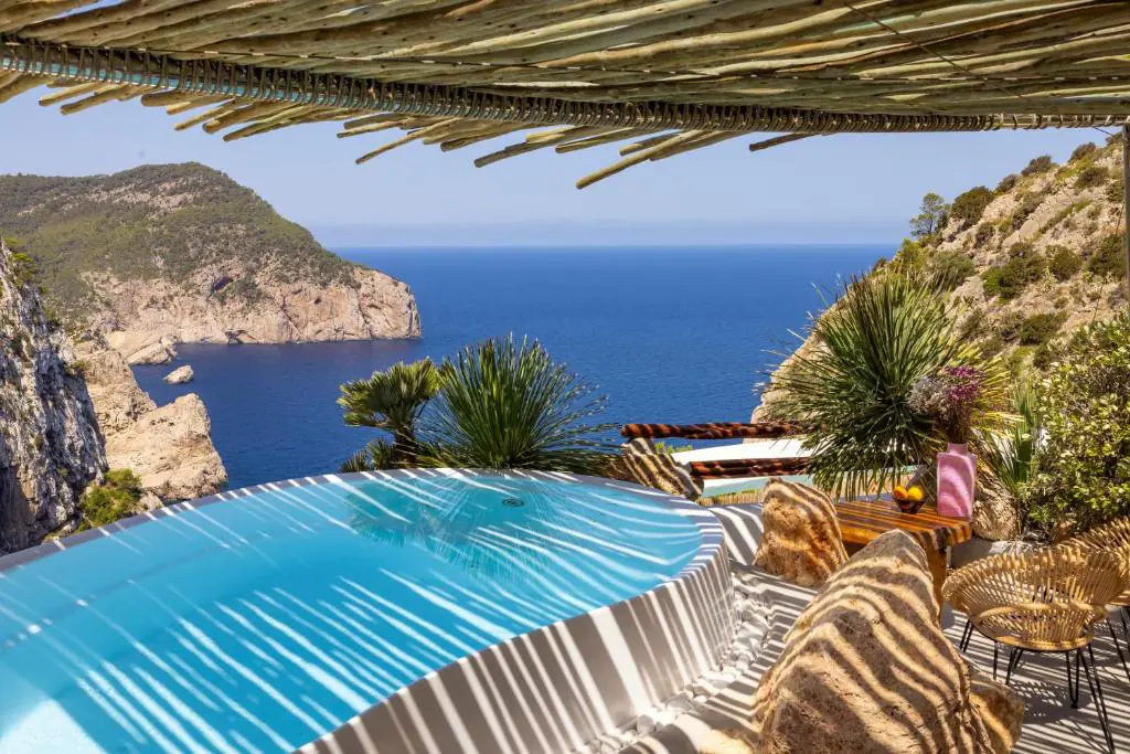 724475270 Piscine à débordement de l'Hacienda Na Xamena au-dessus des falaises