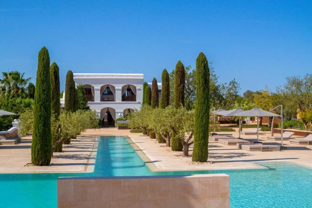 Ca Na Xica 1 Piscine bordée de cyprès face à la finca Ca Na Xica