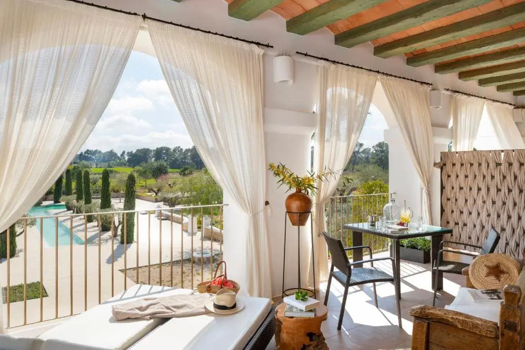 Ca Na Xica 5 Terrasse aux voilages blancs avec vue sur la piscine de Ca Na Xica